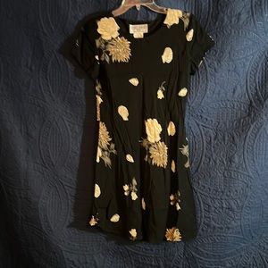 Jessica Howard petite size 2 beautiful Black dress with shells roses Never worn